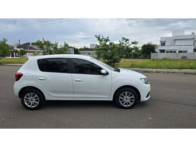 RENAULT - SANDERO - 2017/2018 - Branca - R$ 46.900,00